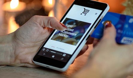 photo d'un smartphone utilisé afin de réaliser un achat en ligne